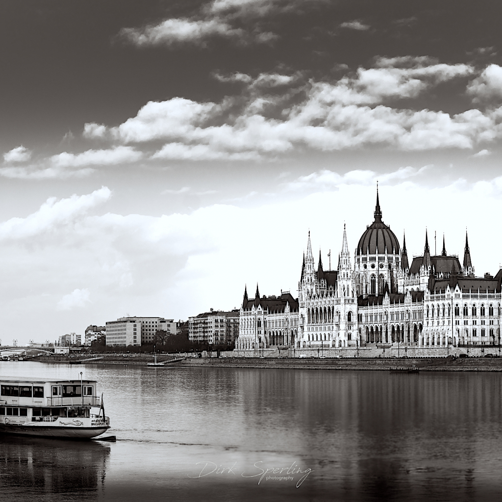 Budapester Parlament in schwarz-weiß